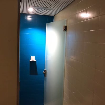 baño reformado en azul