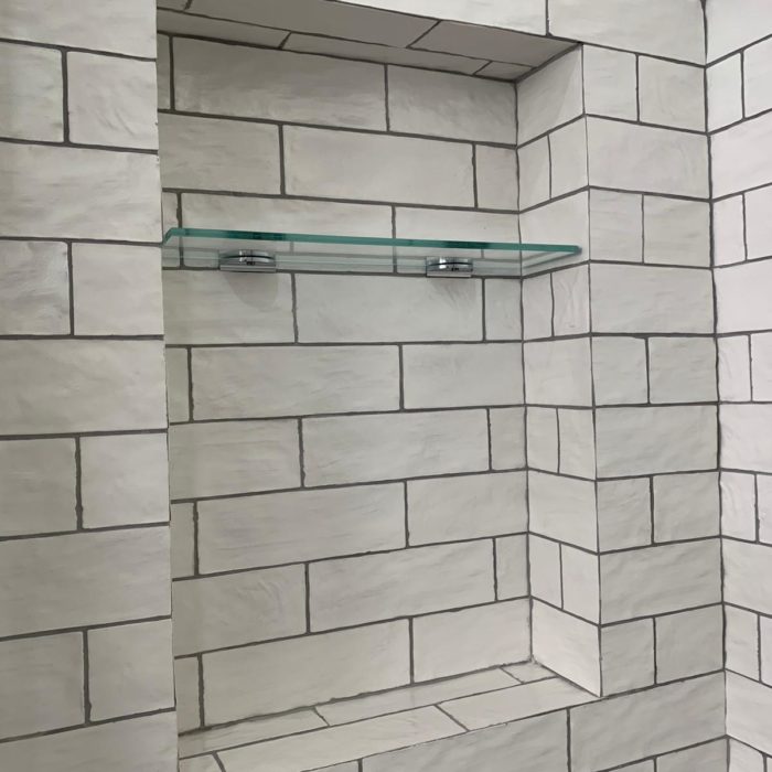 reforma baño azulejos color blanco