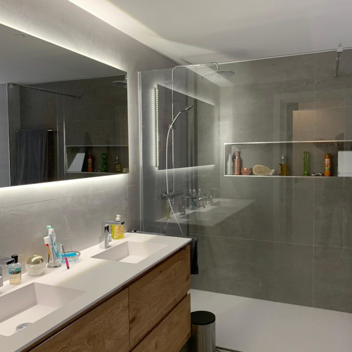 baño con ducha moderna