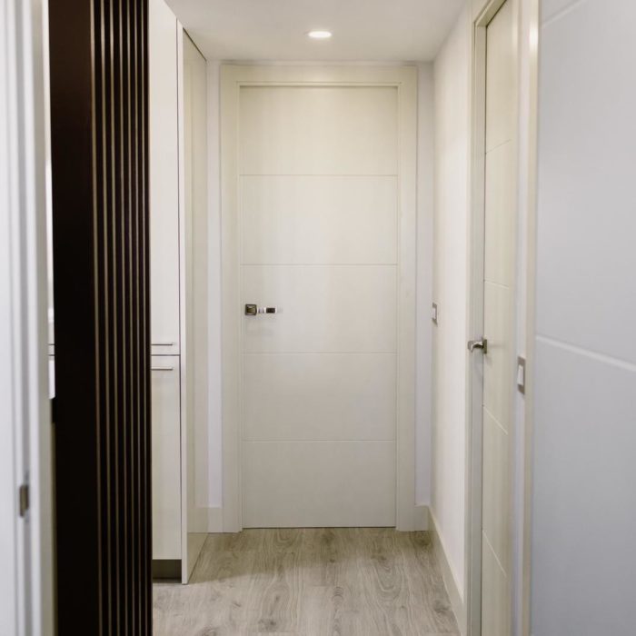piso reformado entrada con puerta blanca